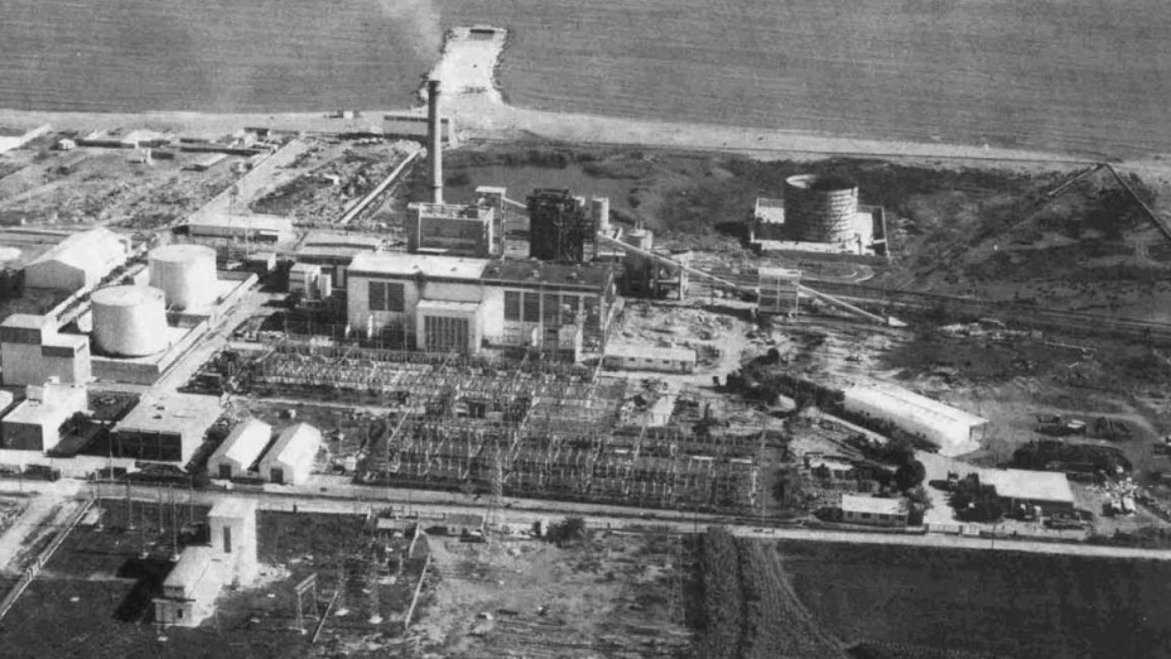 Imagen de la antigua central térmica San Patricio, situada en el litoral oeste de Málaga.