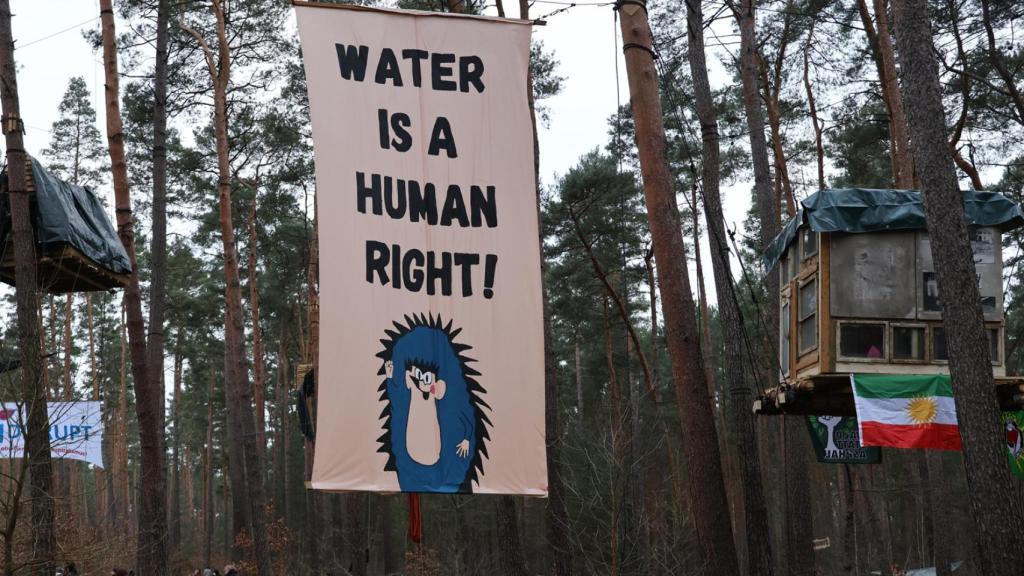 Desde hace ya varios días, activistas están acampados en el bosque cercano a la fábrica de Tesla para evitar que amplíen la planta.