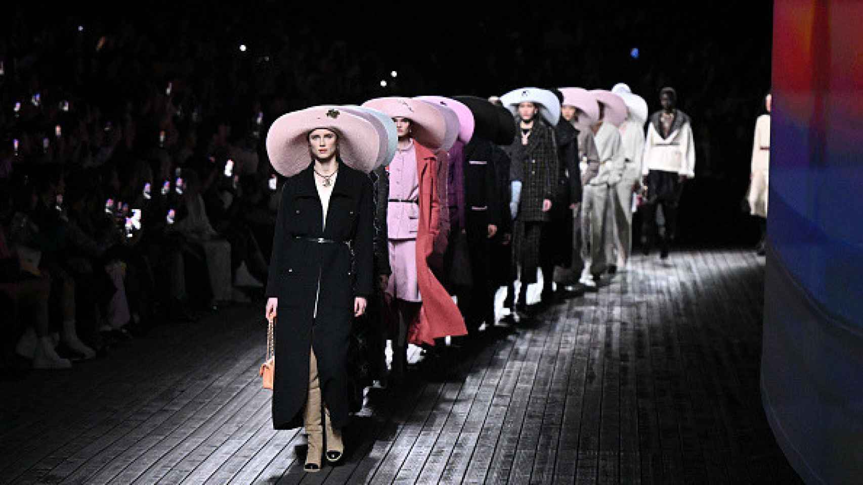 El próximo otoño llevaremos pamela: así ha sido el desfile de Chanel en la  Semana de la Moda de París