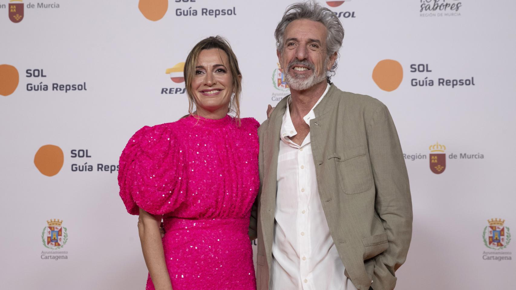 La chef Begoña Rodrigo junto a su pareja, Pepe Solla durante la gala de Guía Repsol.