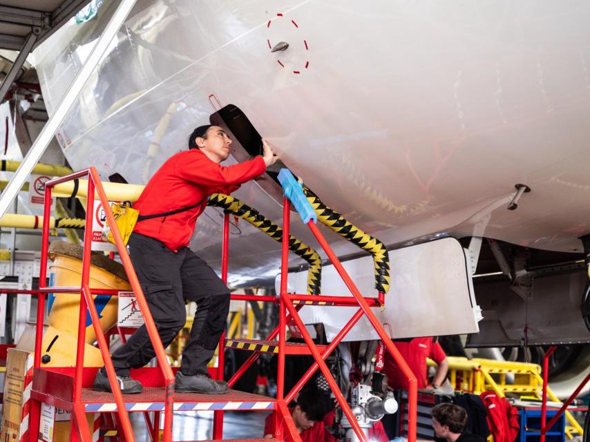 Gabriela Del Val Sánchez-Pacheco, Técnico de Mantenimiento de Aeronaves de Mantenimiento Mayor.