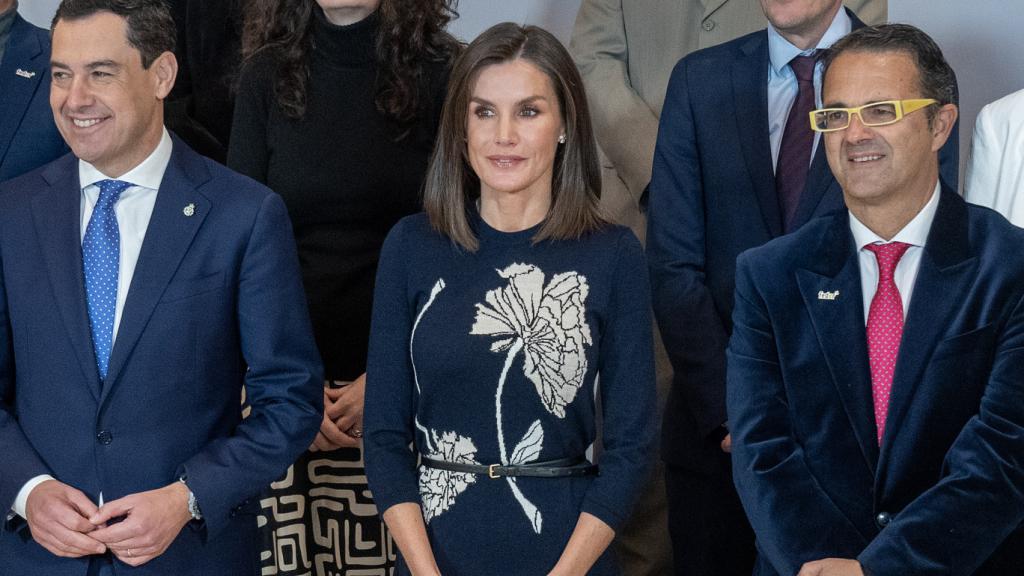 La Reina posa durante el acto.