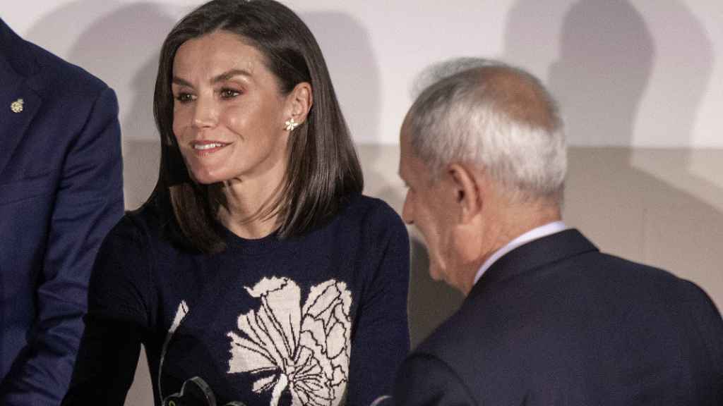 La Reina ha recuperado unos pendientes de Carolina Herrera.