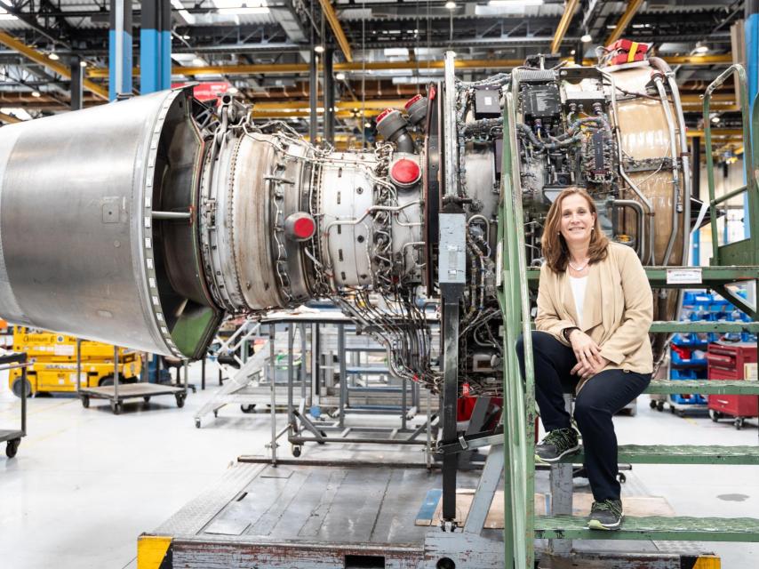 Teresa Martín Laso posa con uno de los motores en reparación.