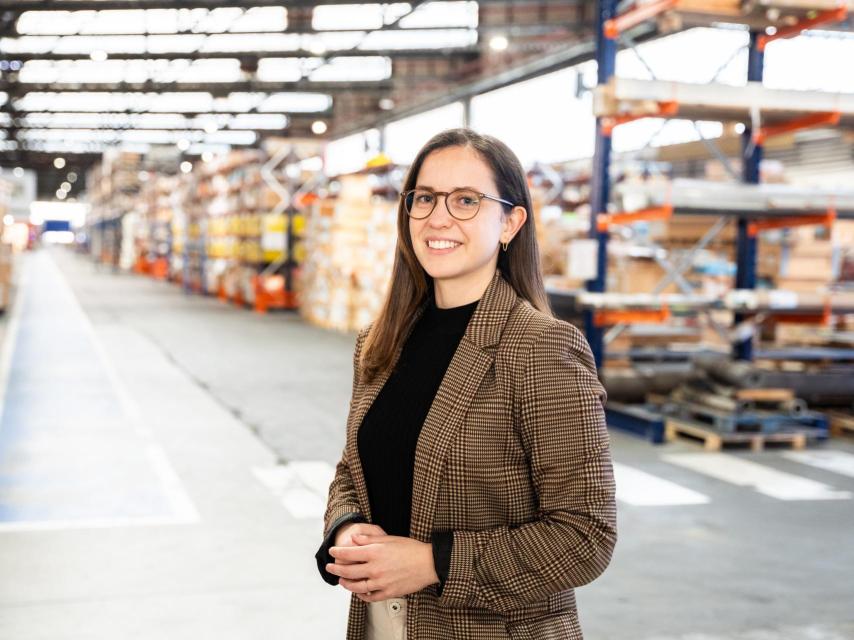 Fernanda Kinney, en el almacén de logística de Iberia.