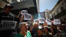 Trabajadores de Telam protestan frente al edificio de la empresa en Buenos Aires el 4 de marzo de 2024.