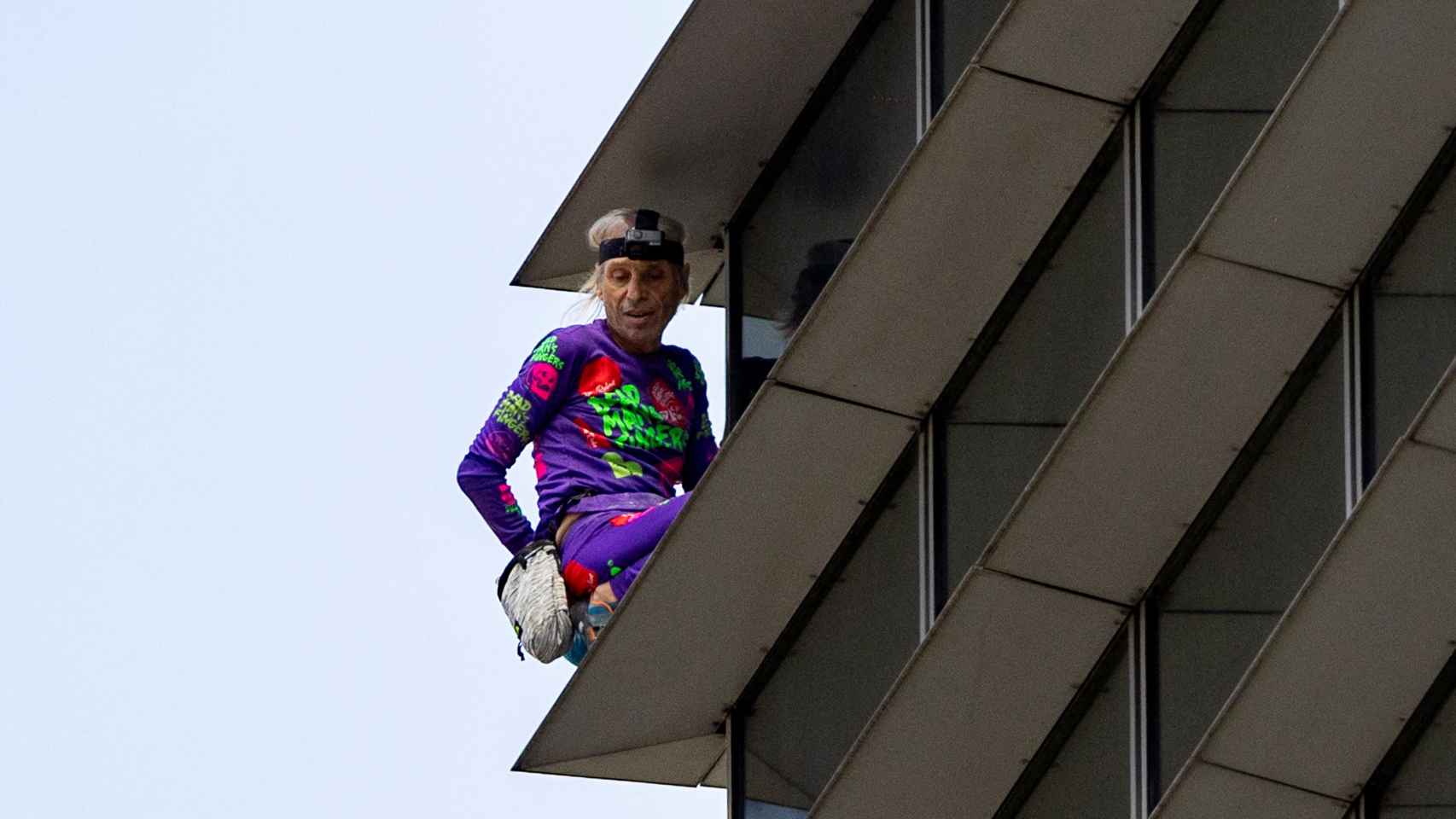 El escalador Alain Robert, conocido como el 'Spiderman francés', escala la torre GT, este martes en Makati.