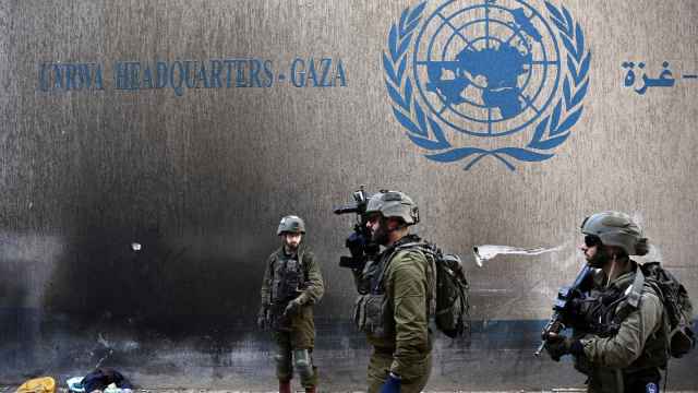 Militares israelíes operan frente a la oficina de la UNRWA en la Franja de Gaza.