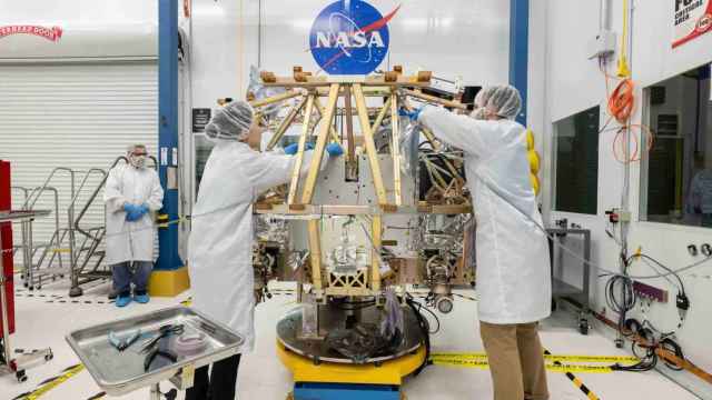 Ingenieros de la NASA ensamblando VIPER