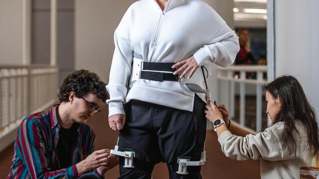 Exoesqueleto puesto en una persona, usado en la rehabilitación de un paciente.