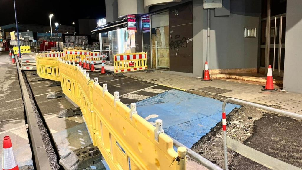 Obras en el área donde estaban las plazas de aparcamiento en la calle Alexandre Bóveda.