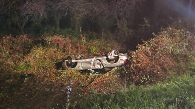 Un conductor trasladado y con pronóstico reservado tras salirse de la vía en Bergondo (A Coruña)