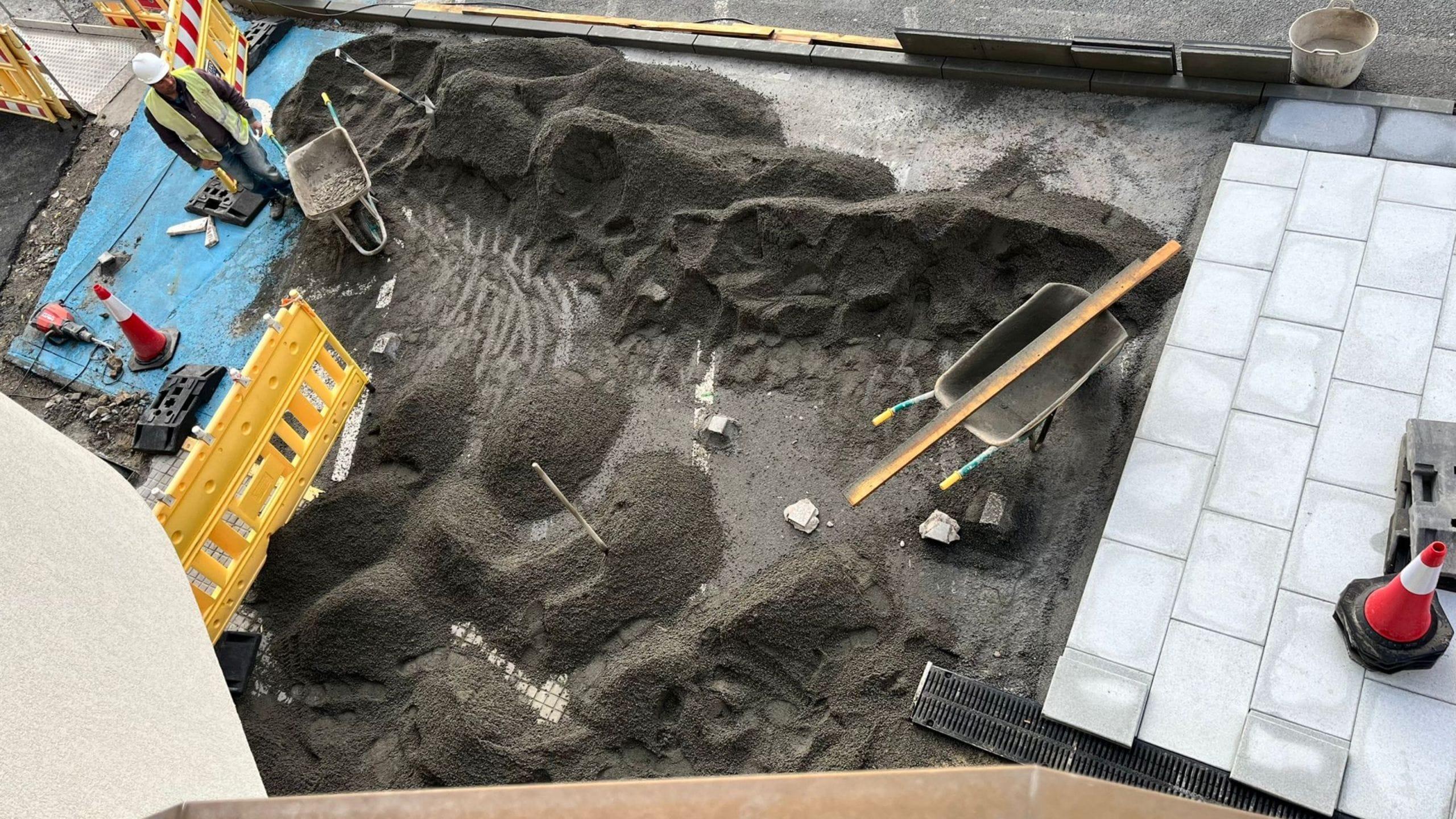 Obras en el área donde estaban las plazas de aparcamiento en la calle Alexandre Bóveda.