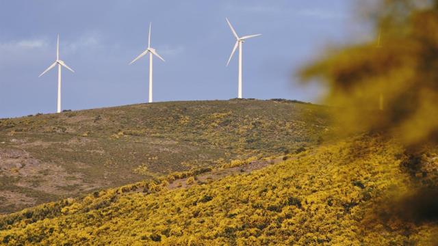 Aerogeneradores en el parque eólico de Serra do Larouco, a 31 de mayo de 2023, en Esgos, Ourense, Galicia