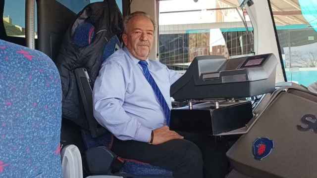 El chófer Domingo Jiménez, este martes, durante un descanso en la estación de autobuses de Lorca.