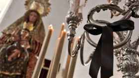 Nuestra Señora de la Candelaria Madre de Dios, junto a un crespón negro en señal de luto.
