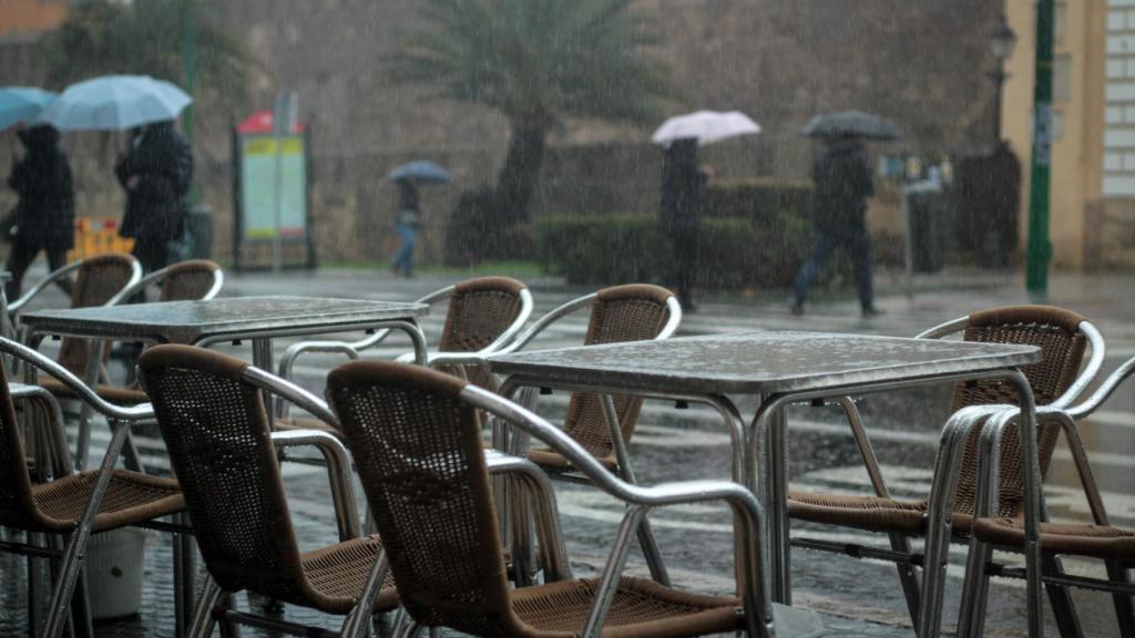 Veladores en el entorno de la Macarena.