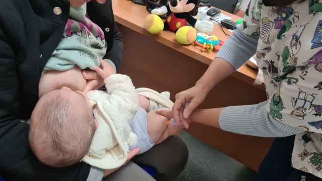 Un niño recibe la vacuna de la tosferina.
