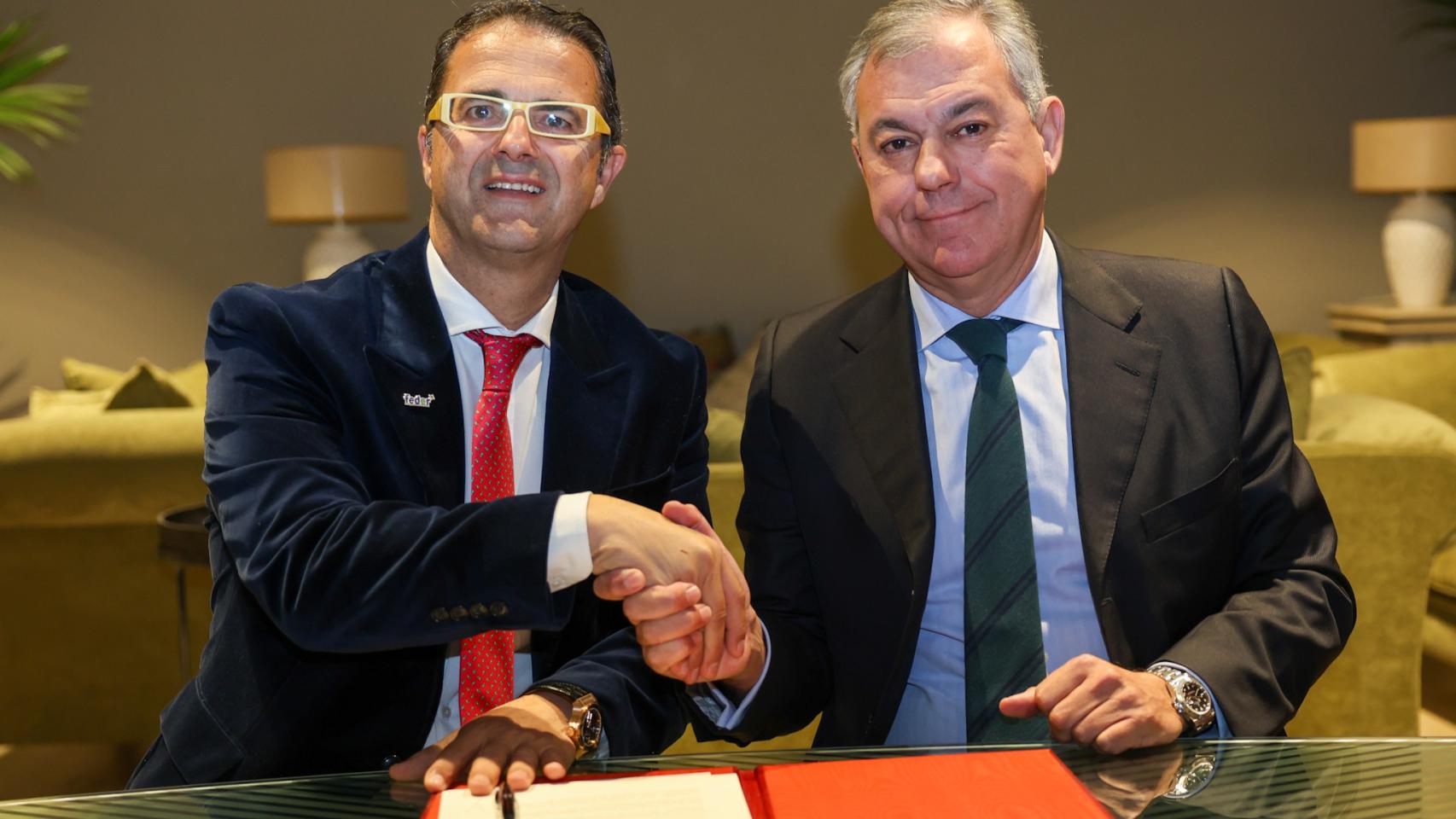 José Luis Sanz, junto a Juan Carrión, presidente de FEDER, en la firma de la adhesión a esta declaración institucional.