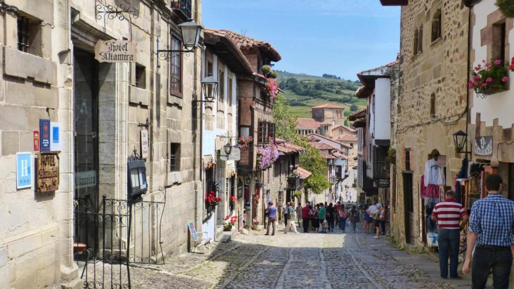 Una de las icónicas calles de Santillana del Mar