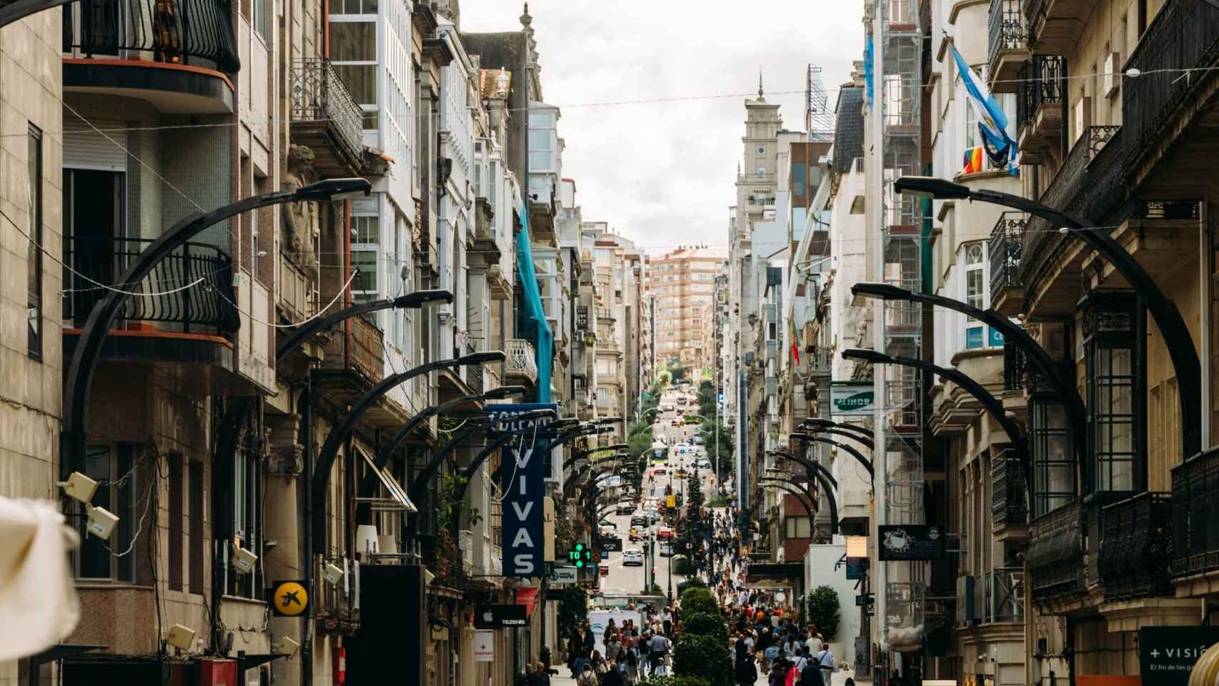 Gente paseando por la rúa do Príncipe, en Vigo.