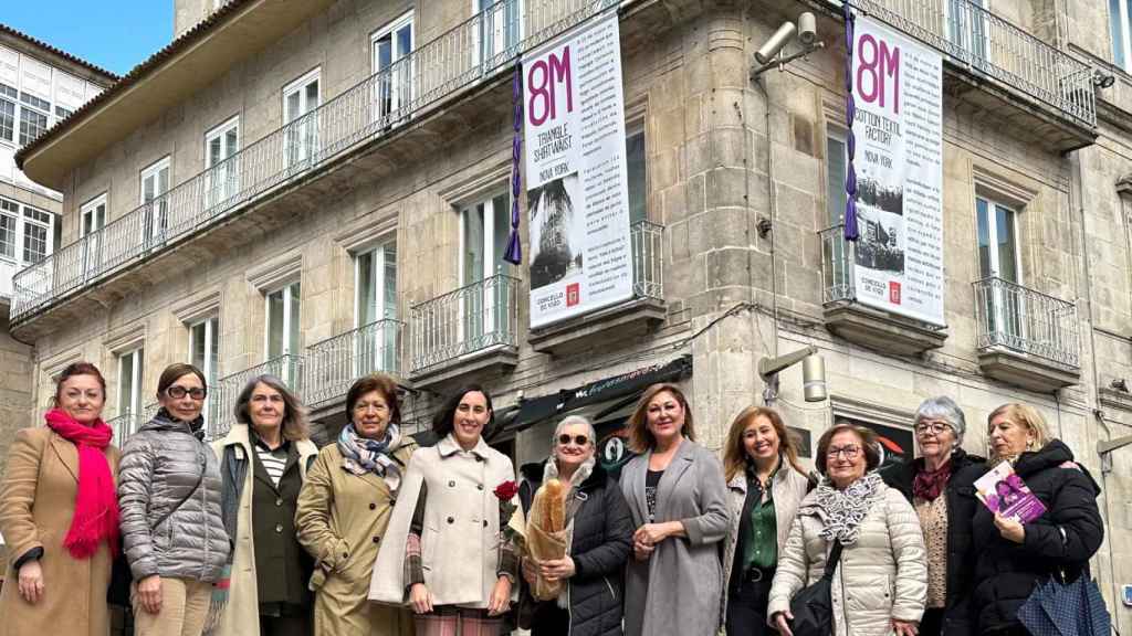 Las concelleiras de Igualdade, Ana Laura Iglesias; Benestar Social, Yolanda Aguiar; Turismo, María Lago, y la edil Patricia Iglesias acompañadas de representantes del Consello da Muller.