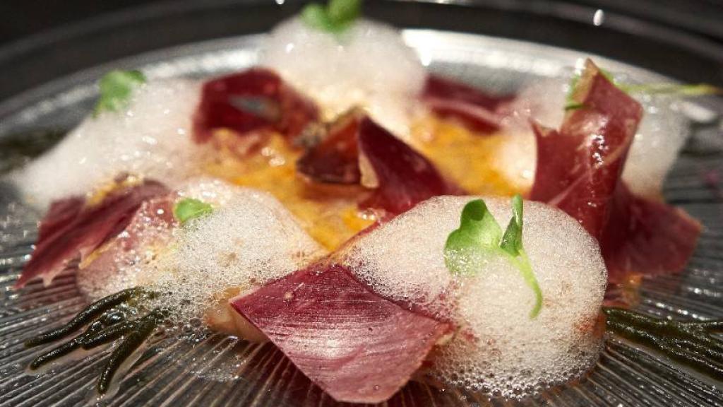 Plato del restaurante de Valencia que cocina a la brasa y se ha llevado un Sol Repsol. EE