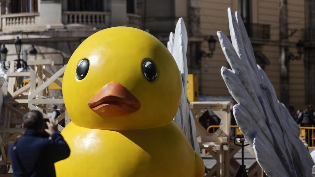 Las figuras principales de la falla Municipal llegan a la plaza del Ayuntamiento. Efe / Manuel Bruque