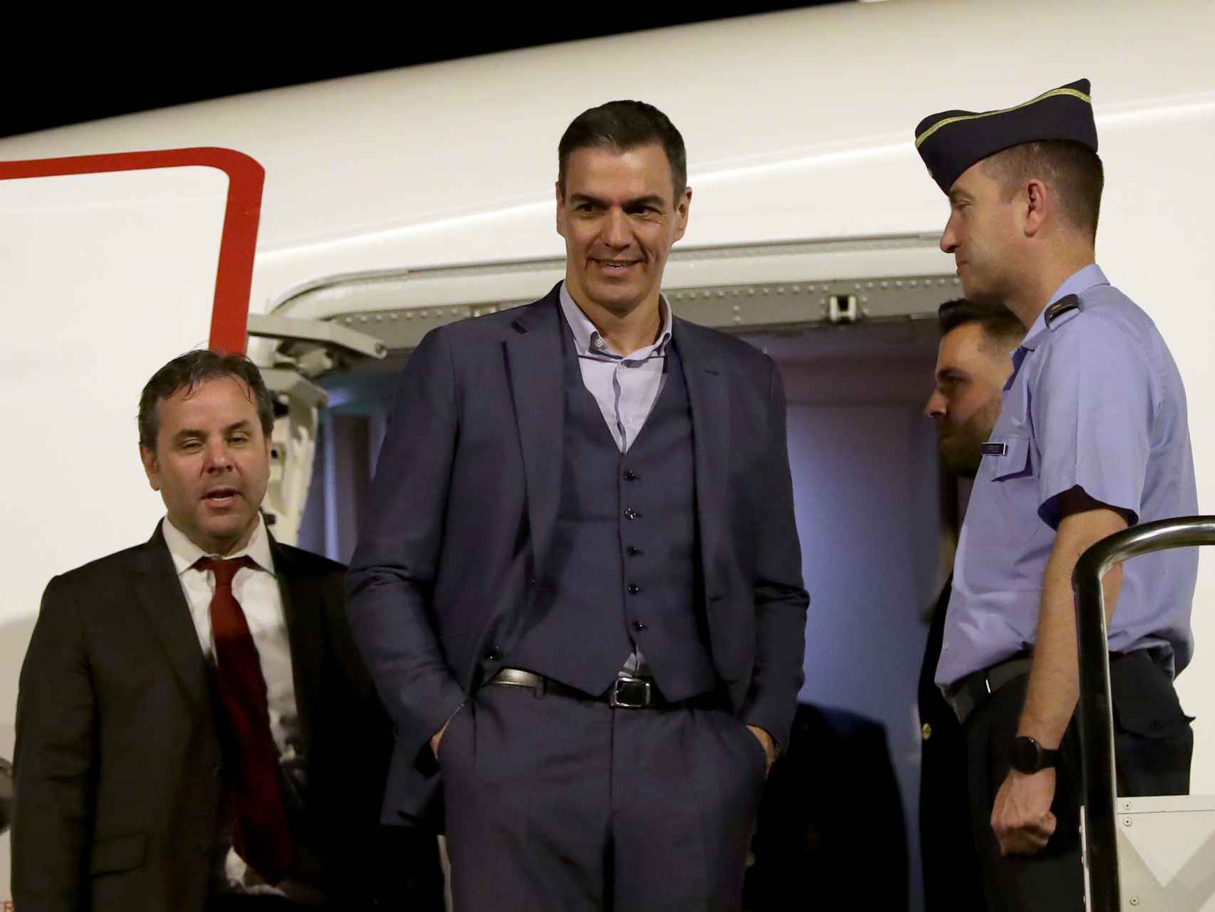 El presidente Pedro Sánchez, este miércoles en la escalerilla del avión, a su llegada a Brasilia.