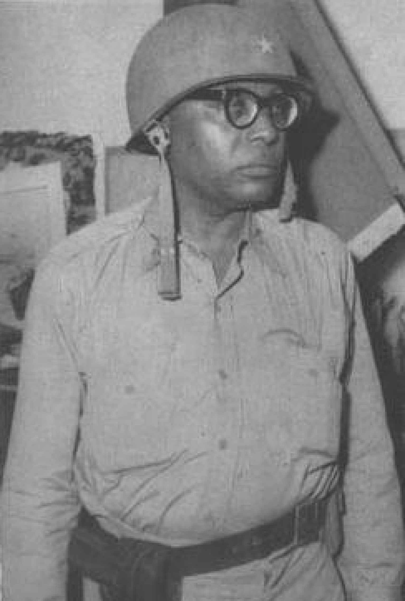 Duvalier vestido de militar durante el intento de golpe de estado de 1958