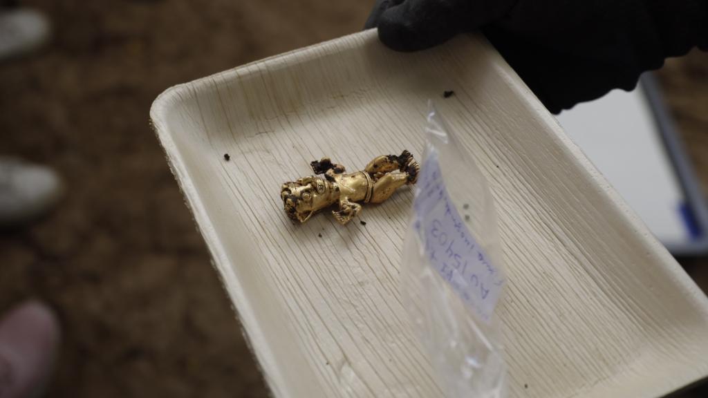 Detalle de uno de los pendientes de oro con forma humana.