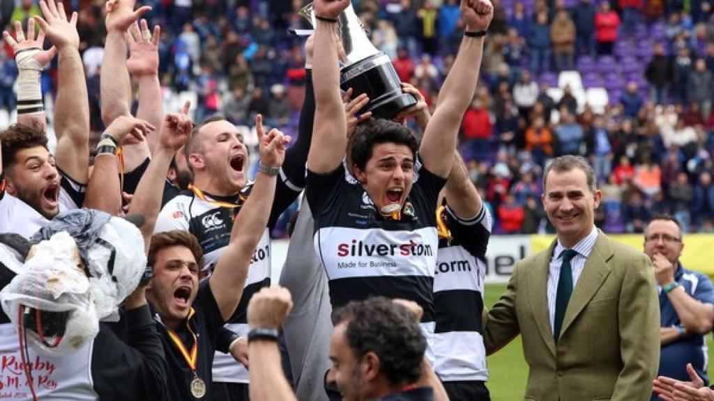 El rey Felipe VI entrega la copa a EL Salvador