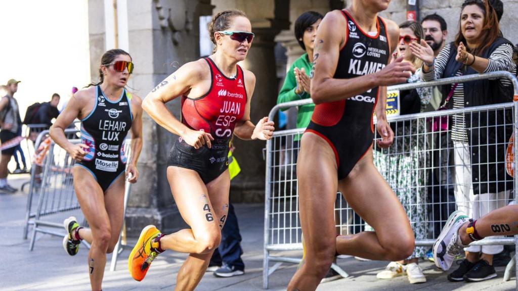 Varias participantes en una prueba de triatlón.