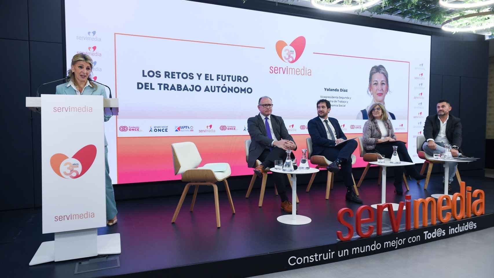 La vicepresidenta segunda y ministra de Trabajo y Economía Social, Yolanda Díaz (i), inaugura la jornada 'Los retos y el futuro del trabajo autónomo'.