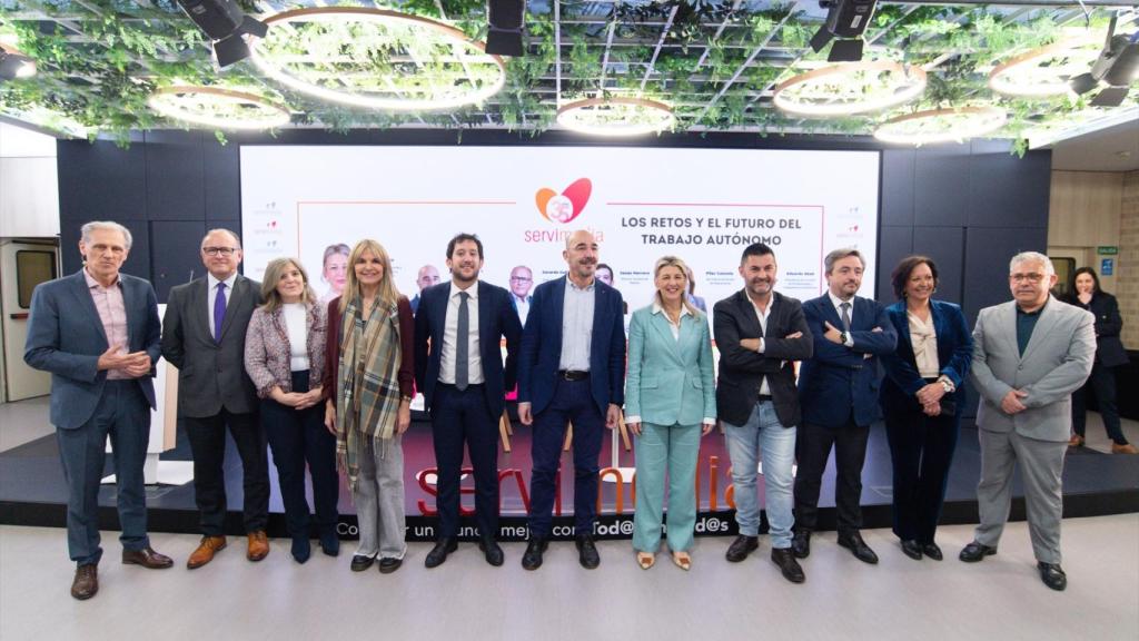 Foto de familia del acto Los retos y el futuro del trabajo autónomo, organizado por Servimedia y UPTA.