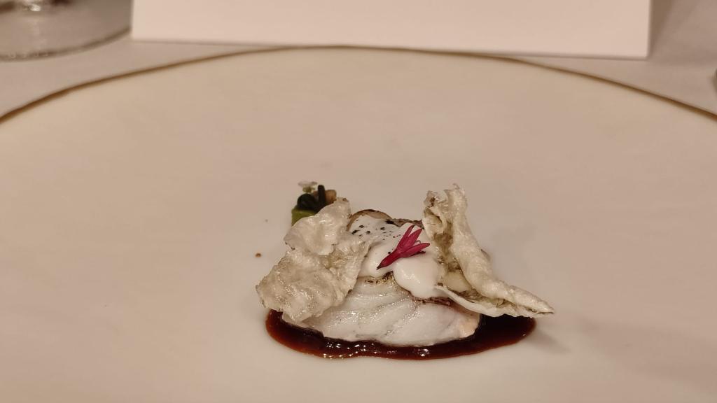 Pesca local con caldo de puchero tricontinental.