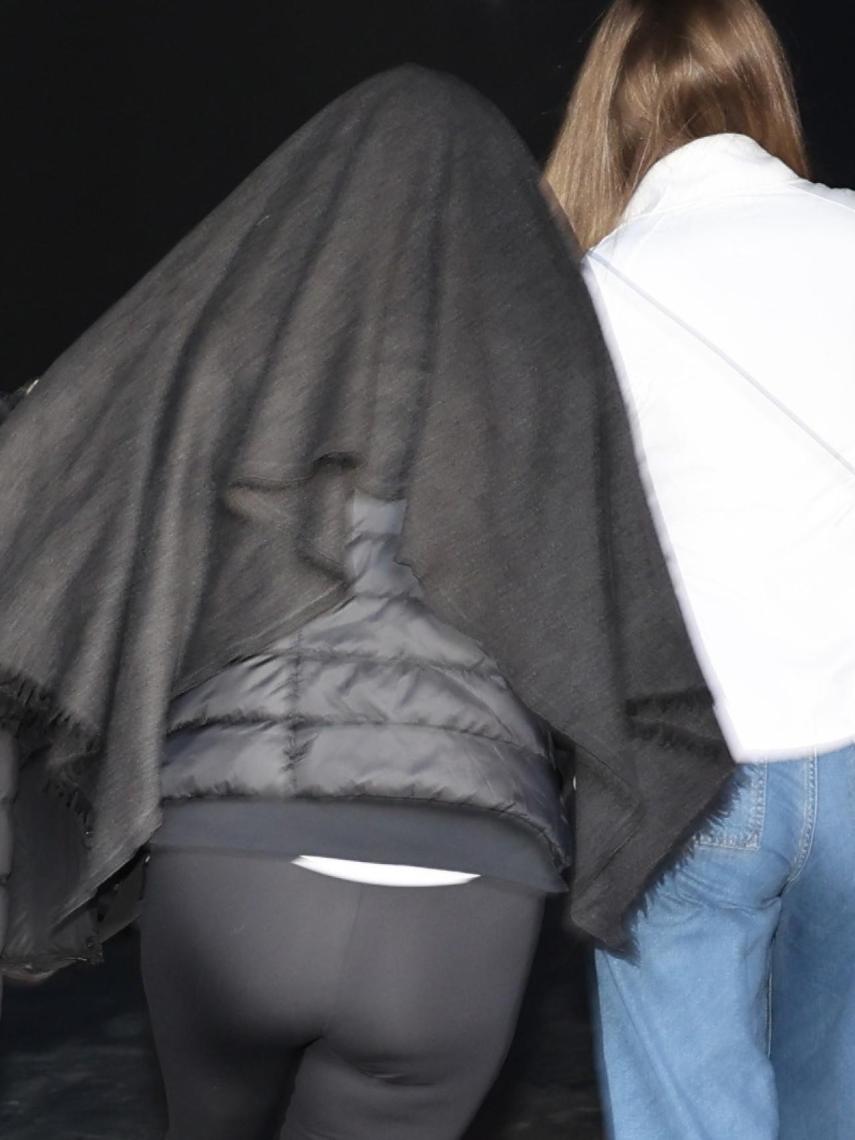 Genoveva Casanova bajo una manta a la entrada de los ensayos de 'El desafío'.