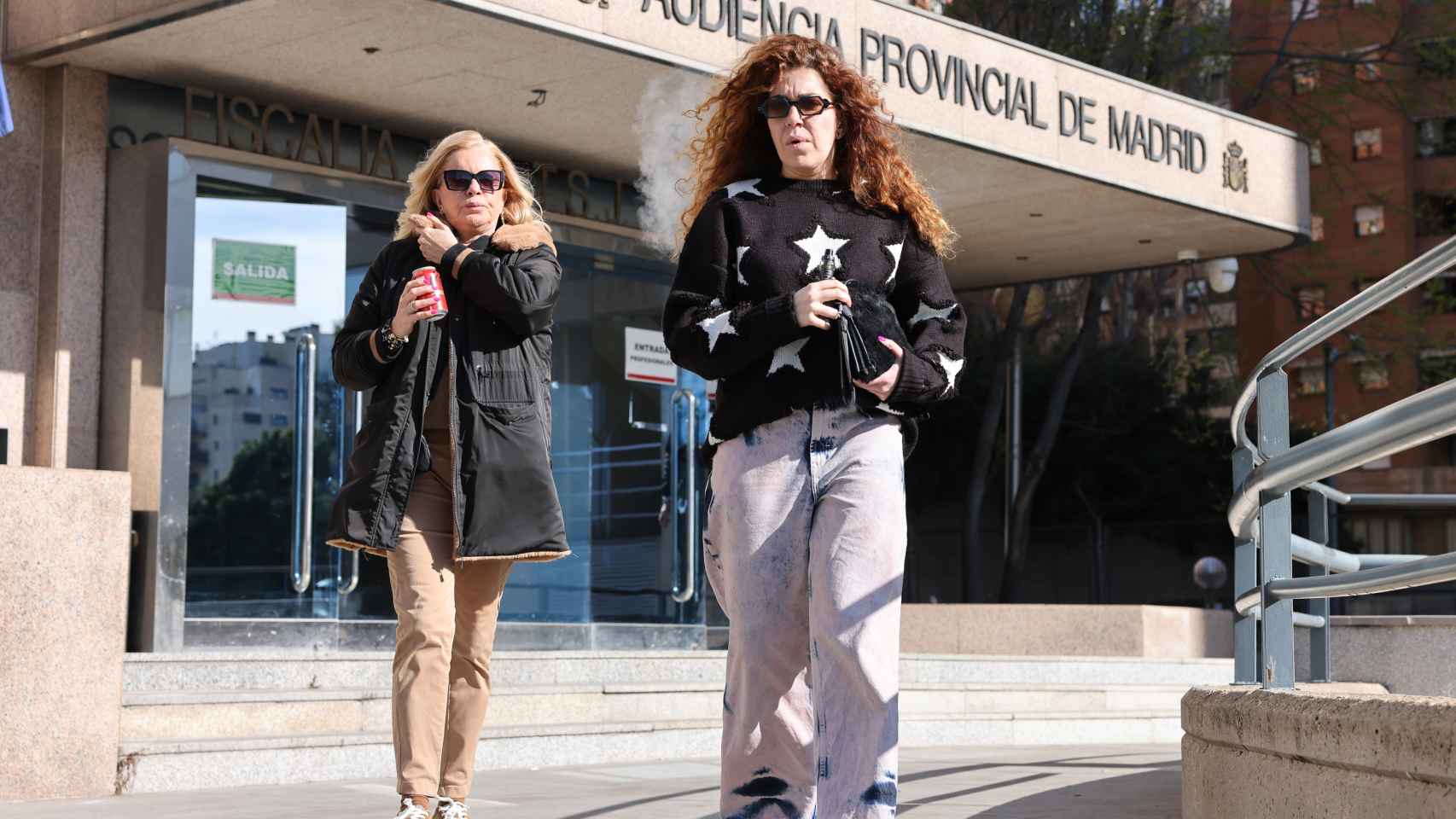 Bárbara y su hija, Sofía, saliendo de la Audiencia Provincial de Madrid, este miércoles, 6 de marzo.