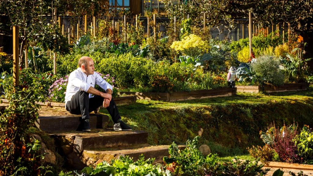 El chef riojano en una de las huertas de su restaurante.