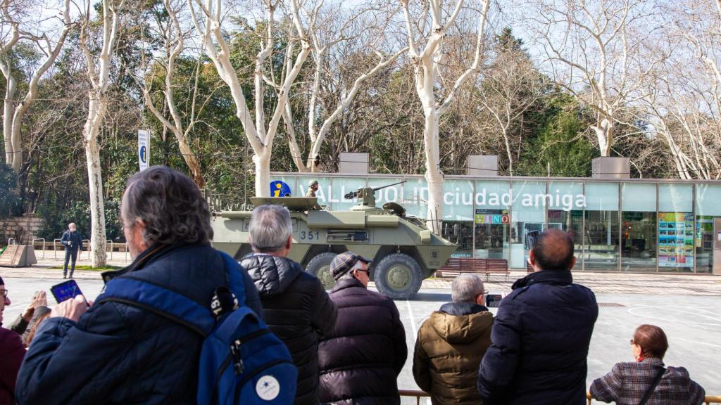 Los ciudadanos presencian el ensayo del desfile