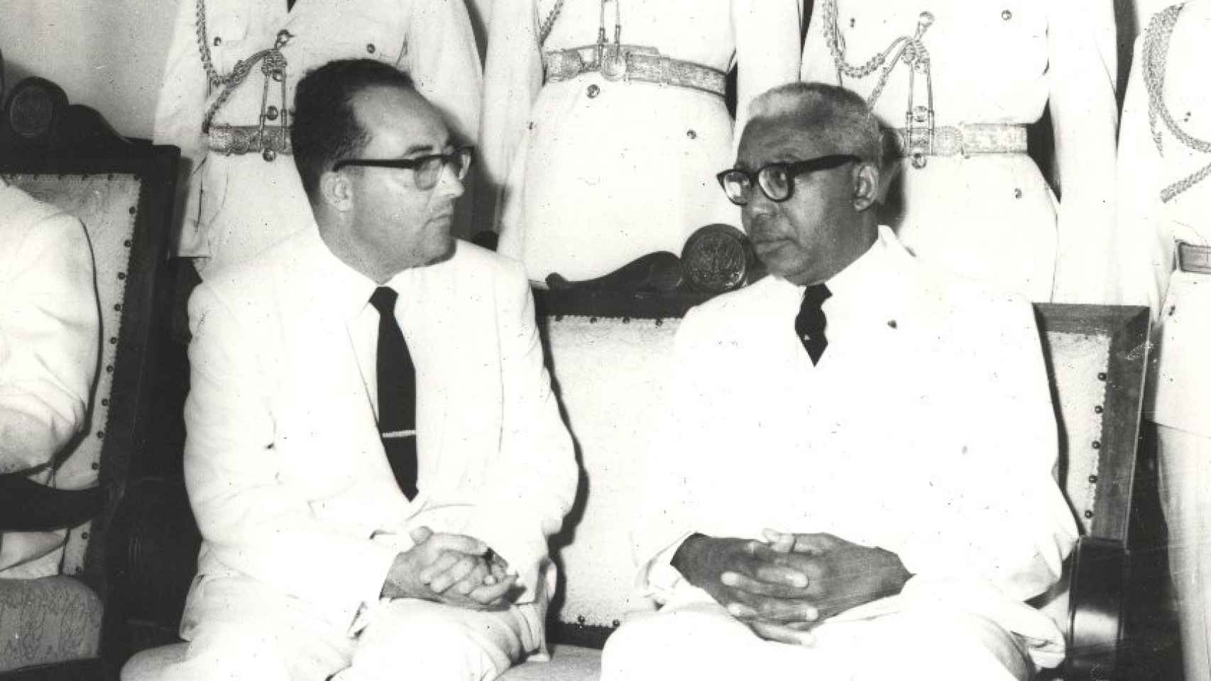 François Duvalier, escoltado por sus generales, reunido con un diplomático. 1963
