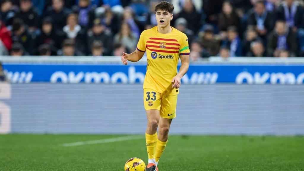 Pau Cubarsí, durante partido con el FC Barcelona.