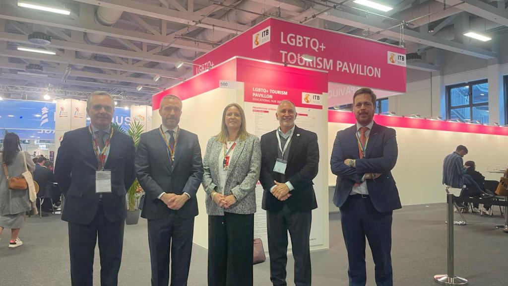 La edil y el resto del equipo de Sevilla en la feria del turismo.