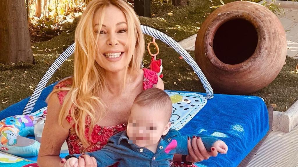 La actriz y presentadora Ana Obregón, sonriente, junto a su nieta, Ana Sandra.