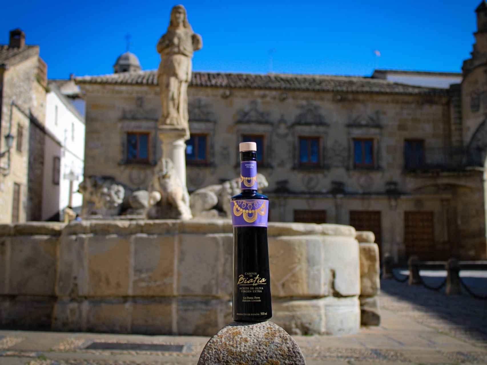 Botella de 'La Dama Íbera' en la fuente de Santa María, con la estatua de Himilce, en Baeza.