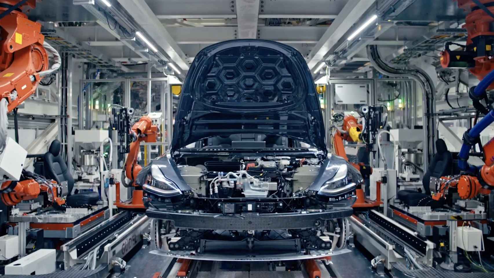 Línea de montaje en una fábrica de Tesla. EE