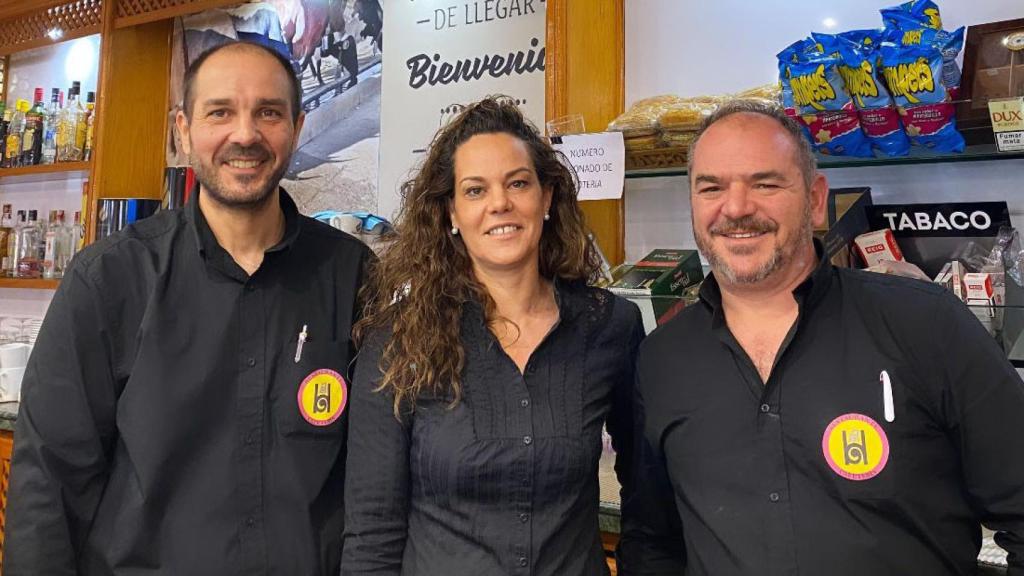 María José y parte del equipo del Hostal Alba en Villanubla