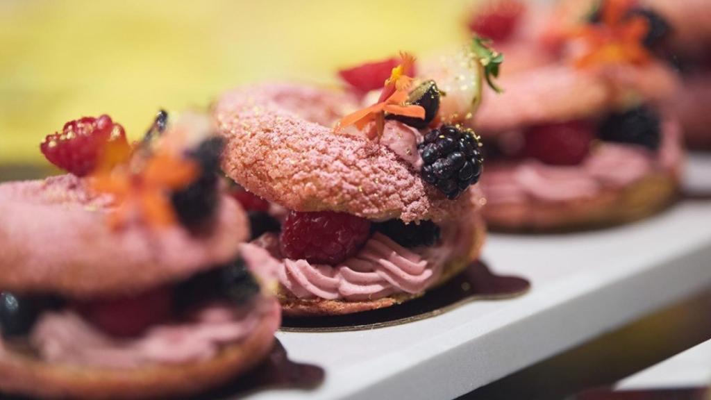 Los postres se exhiben en la 96ª vista previa del Governors Ball de los Oscar celebrada en el Ray Dolby Ballroom en los Ángeles, California