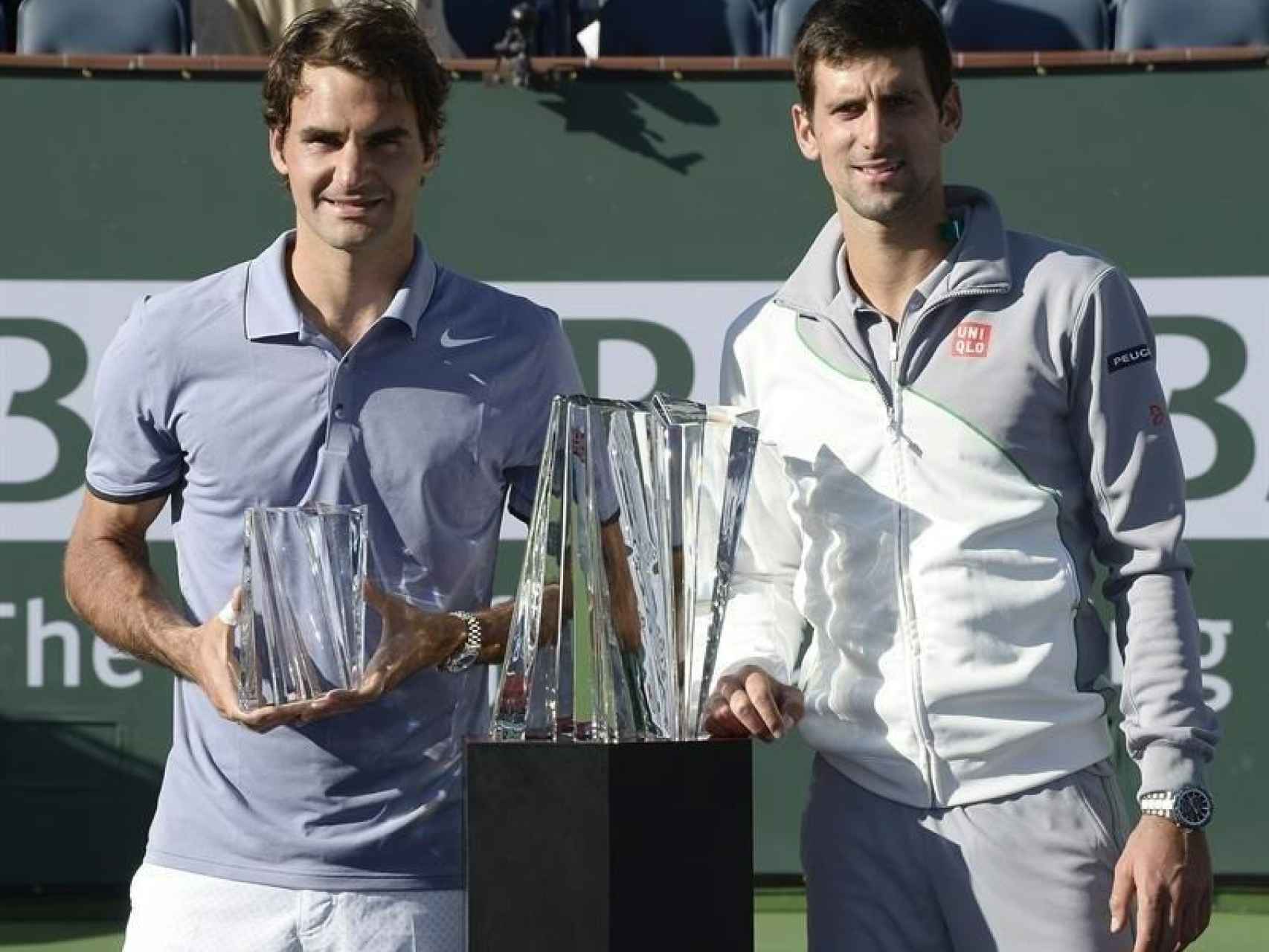 Djokovic posa con el título de campeón de Indian Wells tras ganar a Federer en 2014.