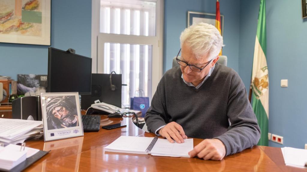 Juan Miguel Vega en su despacho consultado su agenda de pregonero